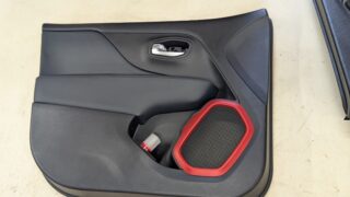 【Jeepレネゲード施工例】ドア内張り浮きの再発防止|張替え施工で根本対策